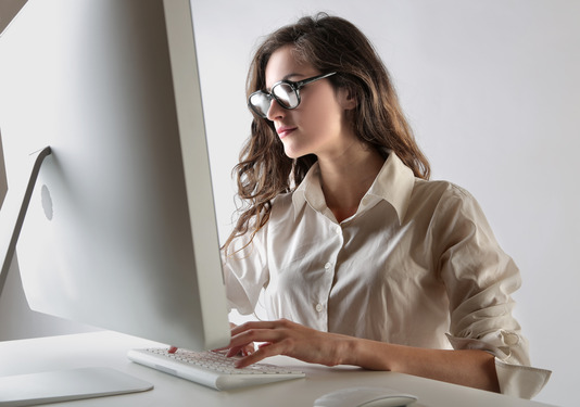 photodune-7044038-girl-with-computer-xs